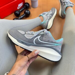 Tênis Nike Vomero  17